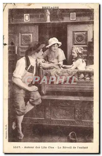 Cartes postales Folklore Bretagne Autour des lits clos le reveil de l&#39enfant