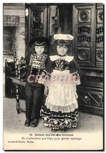 Cartes postales Folklore Autour des lits clos bretons Enfants