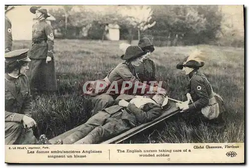 Ansichtskarte AK Les dames ambulancieres anglaises soignant un blesse Croix Rouge Militaria Infirmiere