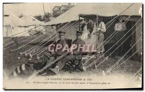 Cartes postales Soldats anglais blesses sur le seuil de leur tente a l&#39hopital en plein air Militaria Infirmi