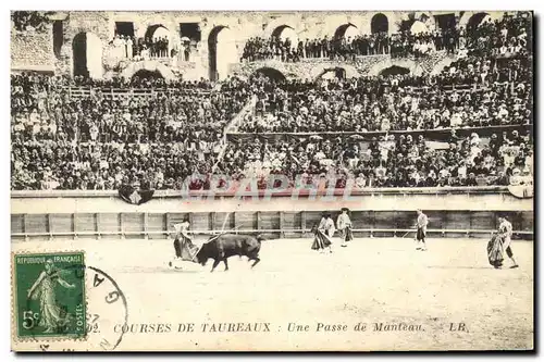 Cartes postales Corrida Course de taureaux Une passe de manteau