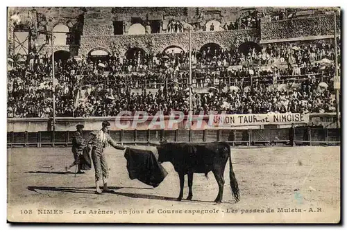 Ansichtskarte AK Corrida Course de taureaux Nimes les arenes un jour de course espagnole Les passes de muleta