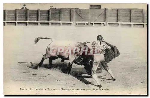 Cartes postales Corrida Course de taureaux Matador executant une passe de muleta aidee