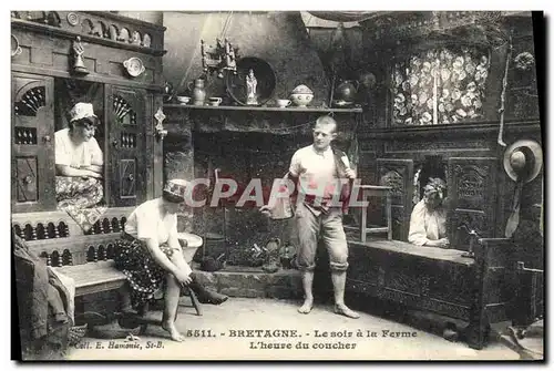 Cartes postales Folklore Lits clos Le soir a la ferme L&#39heure du coucher