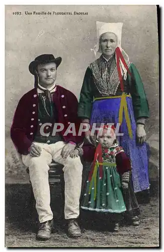 Cartes postales Folklore Une famille de Plougastel Daoulas