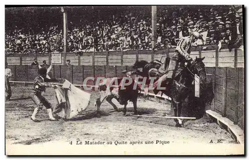 Ansichtskarte AK Corrida Course de taureaux Matador au quite apres une pique