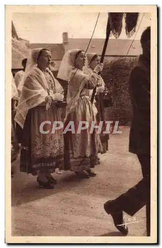 Ansichtskarte AK Folklore Le Folgoet Au pardon Jeunes filles de Plouneour Trez portant la banniere