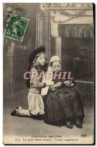 Cartes postales Folklore Enfants Les petits fiances bretons Tendres supplications