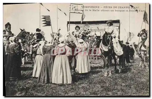 Ansichtskarte AK Compiegne Fetes de Jeanne d&#39Arc Dames de la Halle offrant un bouquet a Jeanne d&#39Arc