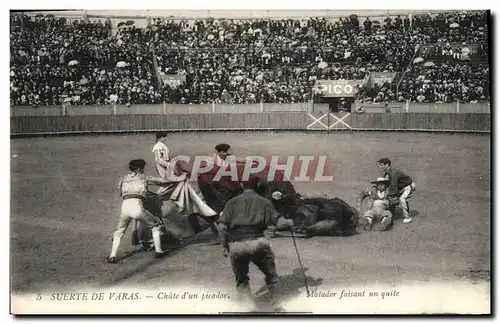 Cartes postales Corrida Course de taureaux Chute d&#39un picador Matador faisant un quite