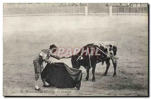 Ansichtskarte AK Corrida Course de taureaux Pasando de muleta Un adorno