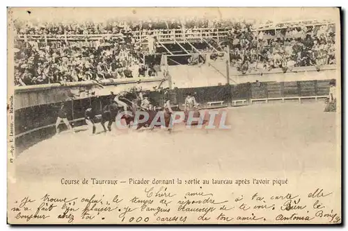 Cartes postales Corrida Course de taureaux Picador donnant la sortie au taureau apres l&#39avoir pique