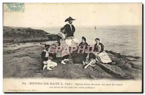 Ansichtskarte AK Folklore Bourg de Batz Entre deux danses un peu de repos au bord de la mer est tout indique