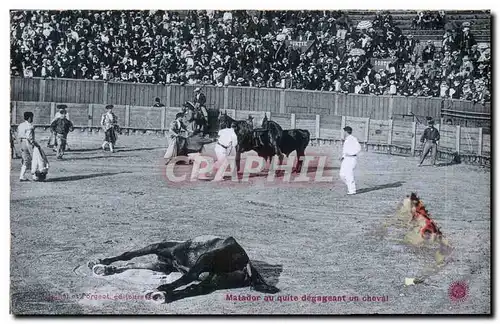 Cartes postales Corrida Course de taureaux Matador au quite degageant un cheval