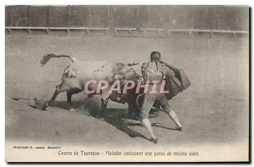 Cartes postales Corrida Course de taureaux Matador executant une passe de muleta aidee