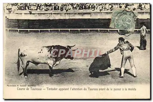 Ansichtskarte AK Corrida Course de taureaux Toreador appelant l&#39attention du taureau avant de le passer a la m