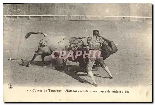 Cartes postales Corrida Course de taureaux Matador executant une passe de muleta aidee