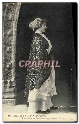 Ansichtskarte AK Folklore Jeune fille de Douarnenez en costume de fete