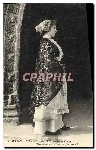 Cartes postales Folklore Jeune fille de Douarnenez en costume de fete