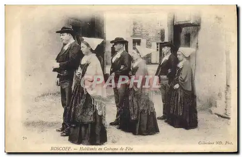 Ansichtskarte AK Folklore Roscoff Habitants en costume de fete