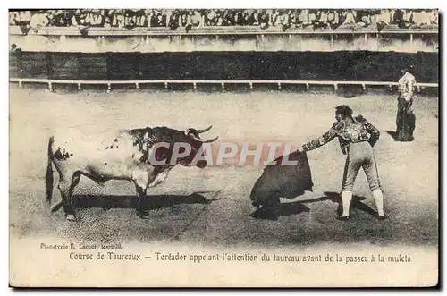 Ansichtskarte AK Corrida Course de taureaux Toreador appelant l&#39attention du taureau avant de la passer a la m