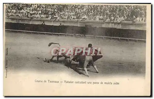 Ansichtskarte AK Corrida Course de taureaux Matador executant une passe de muleta aidee