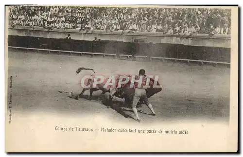 Cartes postales Corrida Course de taureaux Matador executant une passe de muleta aidee