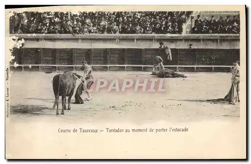 Ansichtskarte AK Corrida Course de taureaux Toreador au moment de porter l&#39estocade