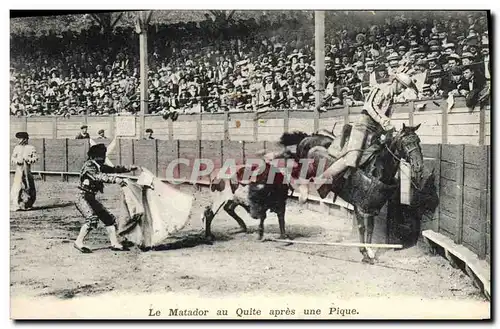 Ansichtskarte AK Corrida Course de taureaux Le Matador au Quite apres une Pique