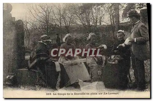 Ansichtskarte AK Folklore Dentelle La coupe de la dentelle en plein air Le leveur