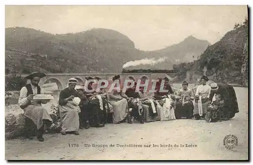 Ansichtskarte AK Folklore Dentelle Un groupe de dentellieres sur les bords de la Loire TOP