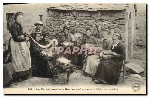 Ansichtskarte AK Folklore Dentelle Les dentellieres de la Haute Loire Costumes de la region des Estables