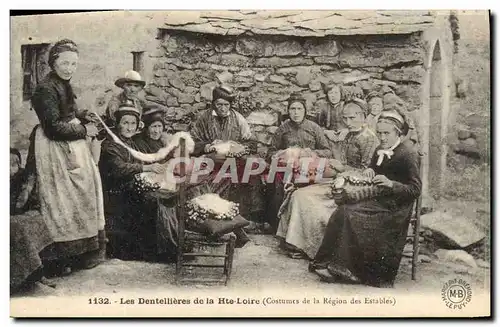 Cartes postales Folklore Dentelle Les dentellieres de la Haute Loire Costumes de la region des Estables