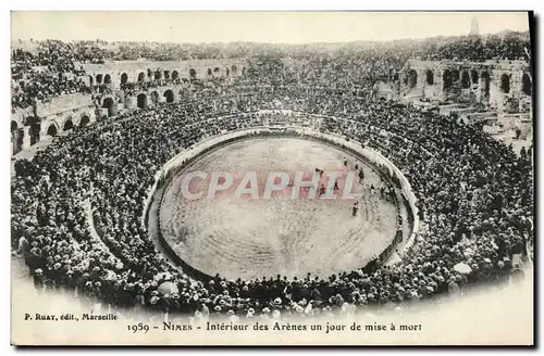 Ansichtskarte AK Corrida Course de Taureaux Nimes Interieur des arenes un jour de mise a mort