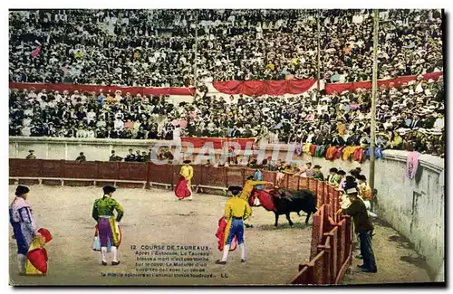 Cartes postales Corrida Course de Taureaux Apres l&#39estocade