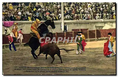 Ansichtskarte AK Corrida Course de Taureaux Le picador cavalier arme d&#39une vara ou pique