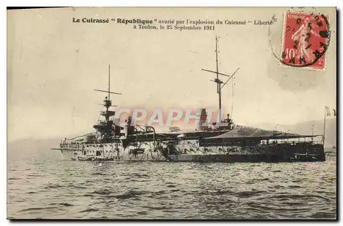 Cartes postales Bateau de Guerre Le cuirasse Republique avarie par l'explosion du cuirasse Liberte a Toulon