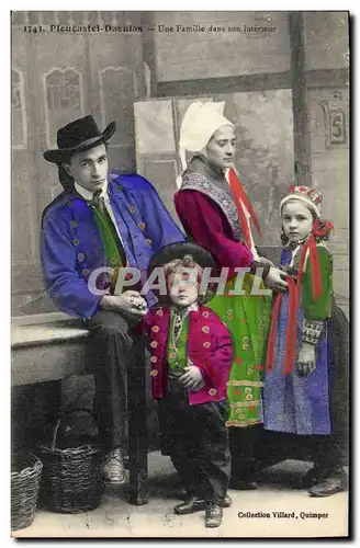 Cartes postales Folklore Plougastel Daoulas Une famille dans son interieur Enfants
