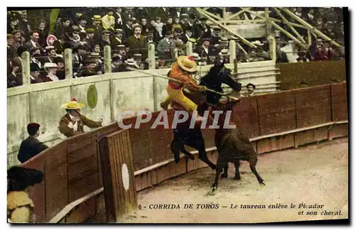 Ansichtskarte AK Corrida Course de Taureaux Corrida de Toros Le taureau enleve le picador et son cheval