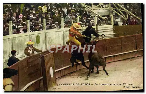 Cartes postales Corrida Course de Taureaux Corrida de Toros Le taureau enleve le picador et son cheval