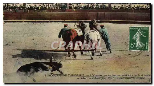Cartes postales Corrida Course de Taureaux L&#39arrastre Le taureau mort est attache et traine en dehors de l&#3