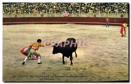 Cartes postales Corrida Course de Taureaux Le toreador touche les cornes du taureau