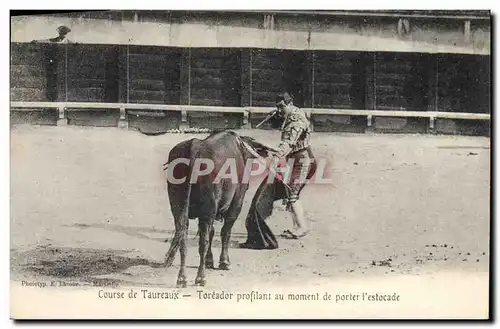 Ansichtskarte AK Corrida Course de Taureaux Toreador profilant au moment de porter l&#39estocade