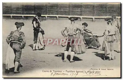 Cartes postales Corrida Course de Taureaux Puntillero donnant le coup de grace