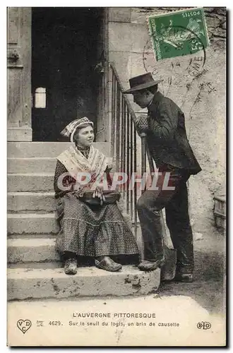 Cartes postales Folklore Dentelle Dentelliere Auvergne Sur le seuil du logis un brin de causette