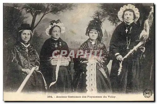 Cartes postales Folklore Dentelle Dentelliere Anciens costumes des paysannes du Velay