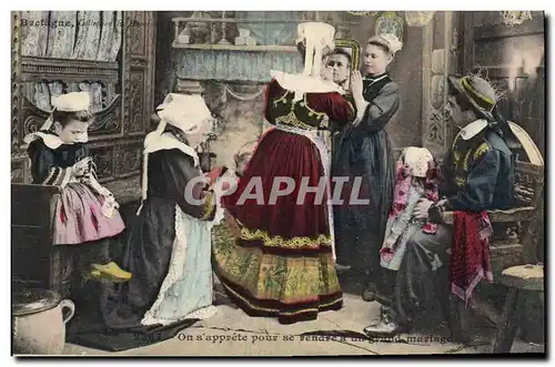 Cartes postales Folklore On s&#39apprete pour se rendre a un grand mariage