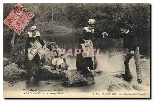 Ansichtskarte AK Folklore Finistere En promenade Un passage difficile