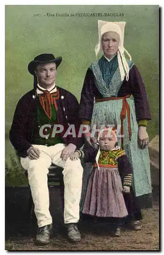 Cartes postales Folklore Une famille de Plougastel Daoulas