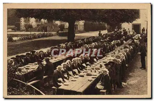 Cartes postales Folklore Environs de Ploermel Noce bretonne Le repas en plein air Mariage